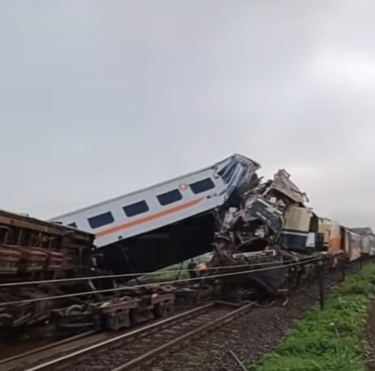 Seluruh Penumpang KA Selamat, Korban Cedera Dibawa Ke RS Terdekat