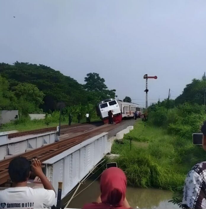 Kereta api Pandalungan (KA 75A) rute Gambir - Jember anjlok di Sidoarjo