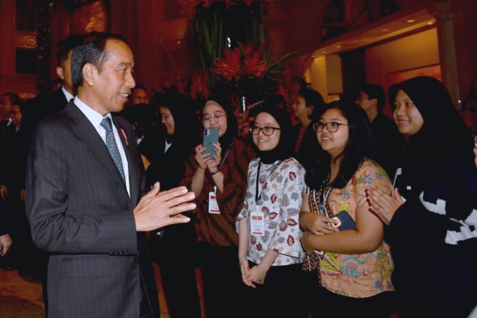 Presiden Jokowi tiba di tempat hotel bermalam di Manila, Filipina, Selasa (10/1/2023). Foto: BPMI Setpres