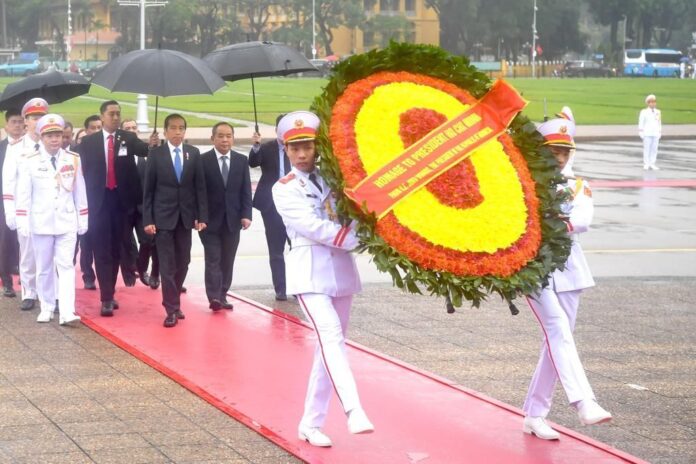 Presiden Jokowi mengunjungi Monumen Pahlawan Nasional Vietnam dan Mausoleum Ho Chi Minh di Hanoi, Vietnam, Jumat (12/1). Foto: BPMI Setpres