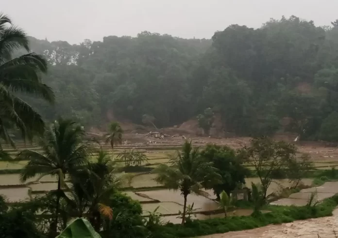 Peristiwa tanah longsor yang terjadi di Kampung Cipondok, Desa Pasanggrahan, Kecamatan Kasomalang, Kabupaten Subang, Jawa Barat, Minggu (7/1) pukul 17.45 WIB. (Istimewa)