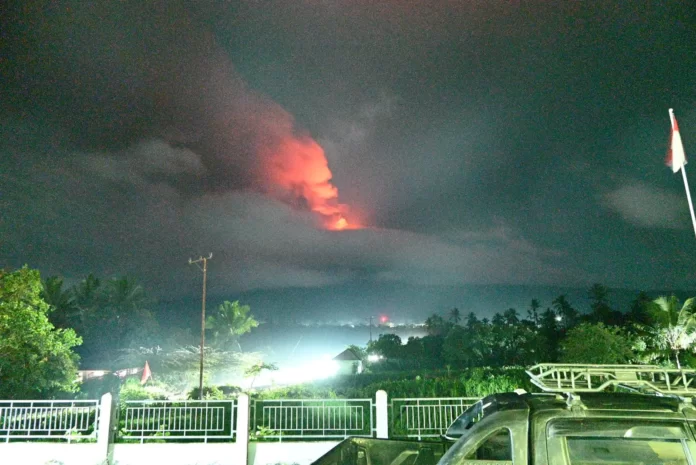 Terjadi peningkatan aktivitas Gunung Lewotobi Laki-laki dari Level III (SIAGA) ke Level IV (AWAS) TMT 09 Januari 2024, Pkl. 23:00 WITA. (BPBD Flores Timur)