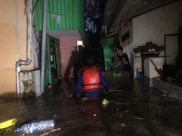 Tim Gabungan langsung bergerak cepat melakukan penanganan di lokasi kejadian banjir yang menggenangi wilayah Kelurahan Braga, Kecamatan Sumur Bandung, Kota Bandung, Jawa Barat pada Kamis (11/1). (BPBD Provinsi Jawa Barat.)