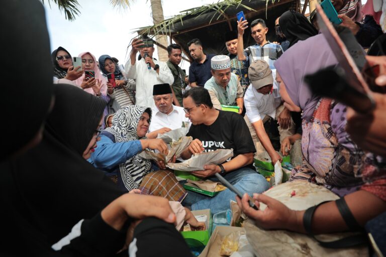 Makan Bajamba dengan Petani Solok, Anies: Kami Komitmen Pupuk Terjangkau untuk Semua