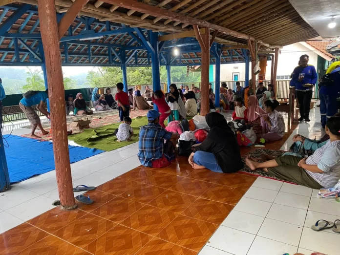 Sebanyak 80 jiwa mengungsi di Majelis Taklim Bantar Panjang akibat peristiwa tanah longsor yang terjadi di Kampung Cipondok, Desa Pesanggrahan, Kecamatan Kasomalang, Kabupaten Subang, Jawa Barat, Minggu (7/1). (BPBD Kabupaten Subang)