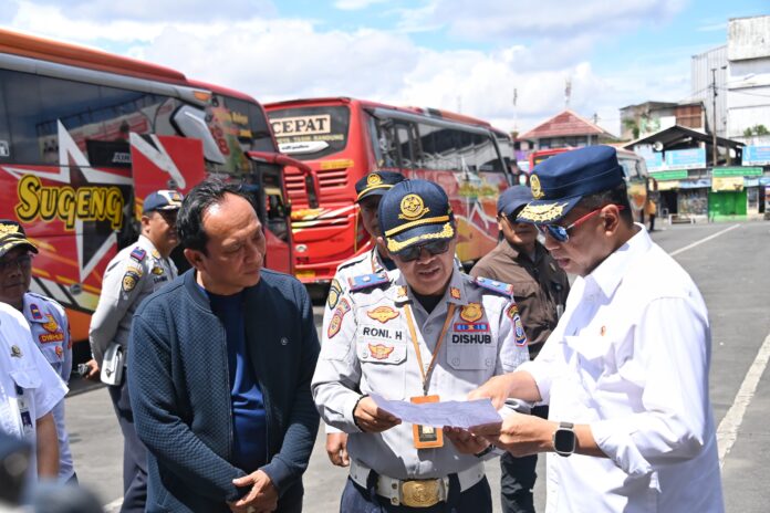 Menteri Perhubungan Budi Karya Sumadi meninjau Terminal Tipe A Cicaheum, Bandung, Minggu (4/2).