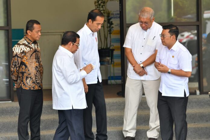 Presiden Jokowi didampingi Seskab Pramono Anung, Kepala Bapanas Arief Prasetyo, Menteri Investasi Bahlil Lahadalia, dan Dirut Perum Bulog Bayu Krisnamurthi pada penyerahan bantuan pangan CBP, di Kawasan Pertanian Terpadu, Tangerang Selatan, Banten, Senin (19/2). Foto: Humas Setkab/Jay