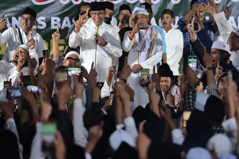Ribuan Santri Madura di Bawah Guyuran Hujan Lantangkan Anies Presiden untuk Perubahan