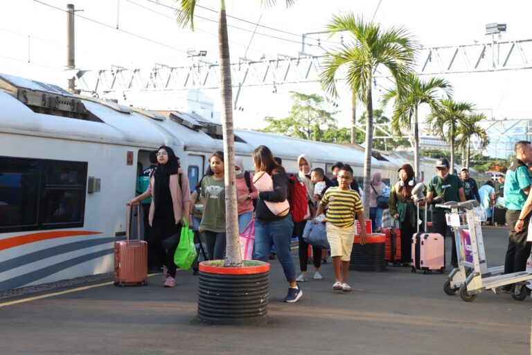 KAI Tambah 10 Perjalanan KA Jarak Jauh Libur Long Weekend Isra Mikraj dan Imlek