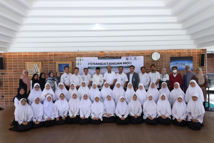 Perusahaan Air Minum (PAM) Jaya dan Baznas DKI Jakarta menandatangani MoU kolaborasi program pemberdayaan untuk kelompok penyandang disabilitas melalui Program Difabel Empowerment. Foto: Istimewa