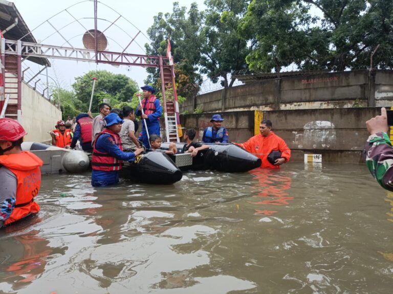 Hingga Kamis Malam Banjir Masih Menerjang 5 RT dan 15 Ruas Jalan Jakarta