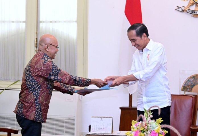 Presiden Jokowi menerima Ketua KPPS TPS 10 Kelurahan Gambir Hamdi Basjar di Istana Merdeka, Jakarta, pada Senin (12/02/2024). (Foto: BPMI Setpres/Muchlis Jr)