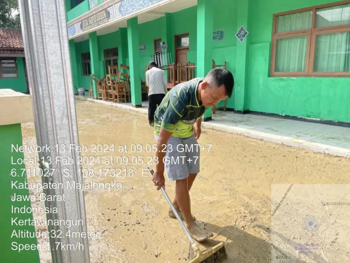 Tim Gabungan melakukan pembersihan material sisa banjir di Kabupaten Majalengka, Jawa Barat, Senin (13/2). (BPBD Kabupaten Majalengka)