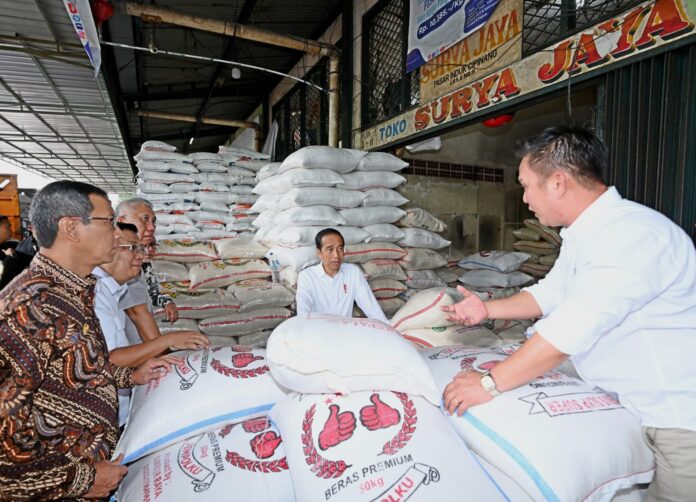 Presiden Jokowi meninjau Pasar Induk Cipinang, Jakarta, Kamis (15/2/2024). Foto: BPMI Setpres