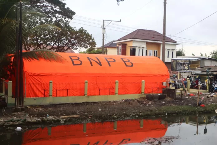 BNPB mendirikan tenda pengungsian didepan Kantor Desa Wonoketingal bagi masyarakat terdampak yang berada di pinggir Jalan Raya Demak-Kudus, Desa Wonoketingal, Kecamatan Karanganyar, Kabupaten Demak, Jawa Tengah, (18/2). (Bidang Komunikasi Kebencanaan/Beratria Sukisno)