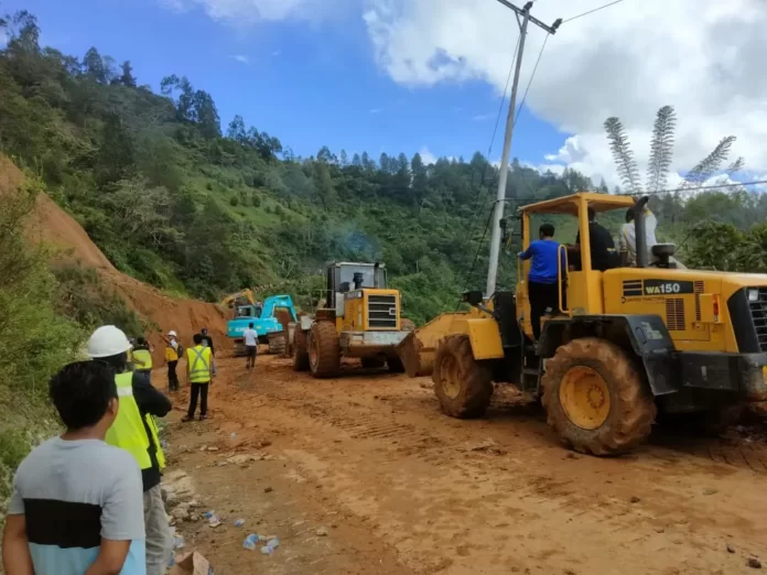 Tim Gabungan lakukan evakuasi penanganan darurat bencana tanah longsor di Kabupaten Luwu, Sulawesi Selatan pada Selasa (27/2). (BPBD Kabupaten Luwu)