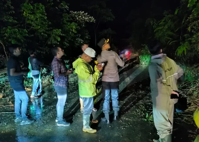 Tim gabungan turun ke lapangan dan melakukan evakuasi terhadap korban tanah longsor di Jalan Nasional Tarutung-Sibolga, Kecamatan Adian Hoting, Tapanuli Utara, Sumatra Utara pada Sabtu (3/2). (BPBD Kab. Tapanuli Utara)