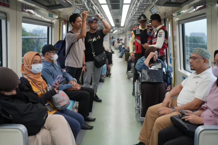 Penumpang LRT Jabodebek. Foto: PT KAI