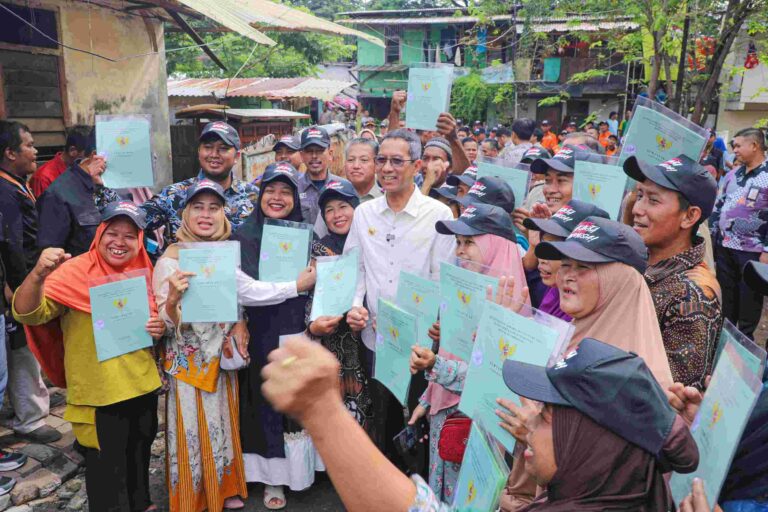 Pemprov DKI Serahkan 21 Sertifikat Tanah ke Warga Kelapa Gading
