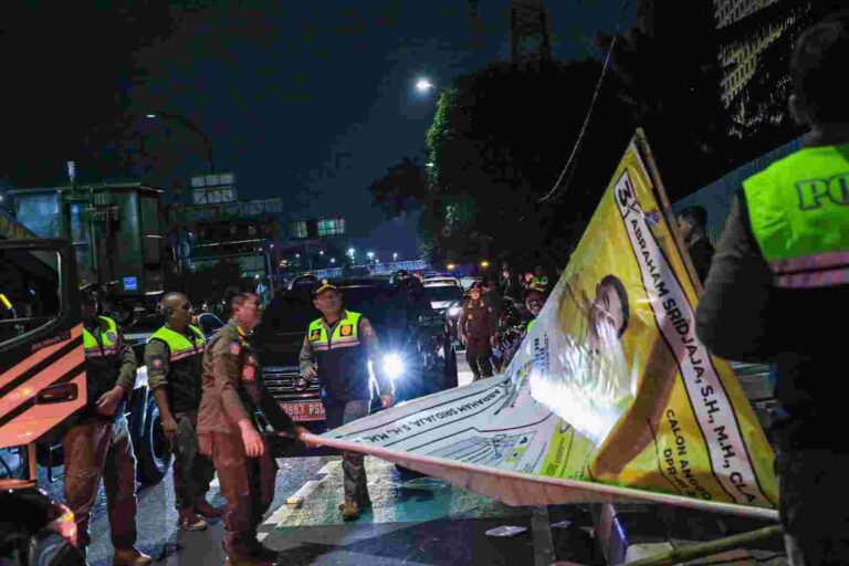 Masuk Masa Tenang, Satpol PP DKI Turunkan Semua APK di Jakarta