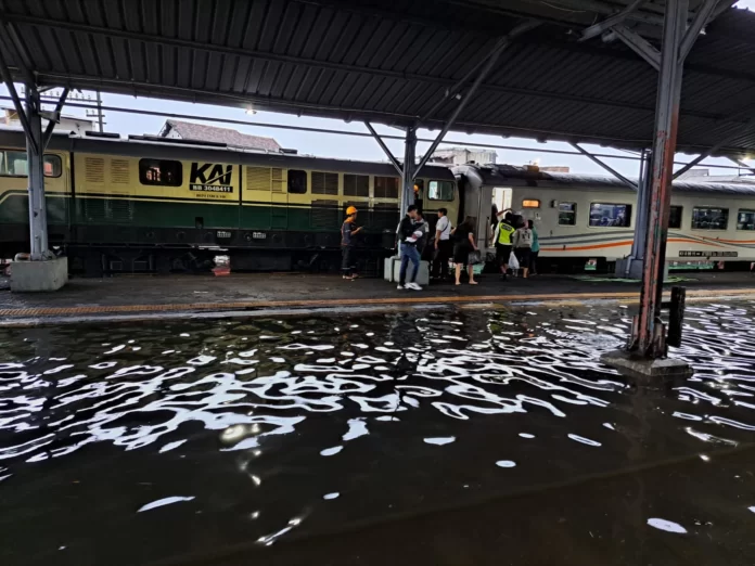 Banjir di Stasiun Semarang Tawang Bank Jateng. Foto: PT KAI
