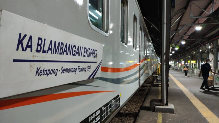 Semarang Masih Banjir, KA Blambangan Ekspres Berhenti dan Berangkat di Stasiun Alastua