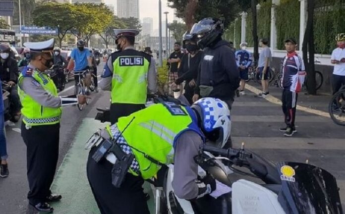 Korlantas Polri akan mempertimbangkan kembali penerapan tilang manual karena banyak masyarakat melepaskan nomor polisi di belakang agar tidak tertangkap kamera E-TLE. (Foto Humas Mabes Polri)