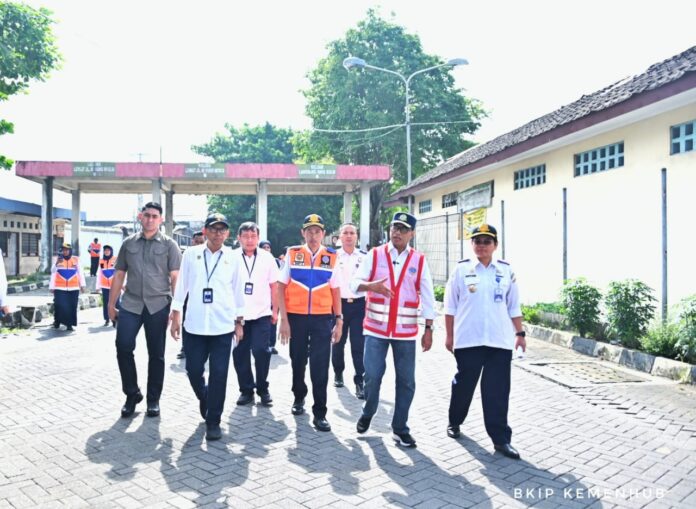 Menteri Perhubungan (Menhub) Budi Karya Sumadi mengecek Terminal Tipe A Giwangan Yogyakarta yang akan segera direvitalisasi, Senin (11/3)