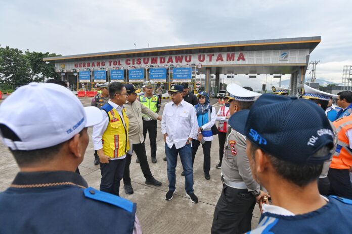 Menteri Perhubungan Budi Karya Sumadi mengecek kesiapan infrastruktur transportasi jelang arus mudik Lebaran 2024 di beberapa lokasi di Jawa Barat, Sabtu (9/3).