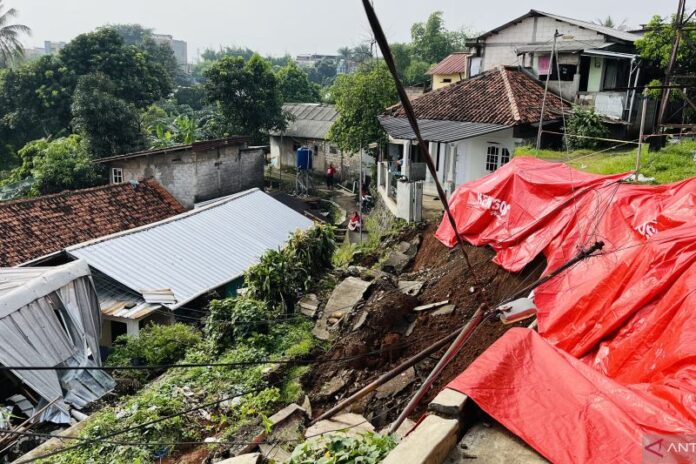 Lokasi longsor di Kelurahan Ciparigi, Kota Bogor yang menyebabkan salah satu warga tertimbun. (ANTARA/Shabrina Zakaria)