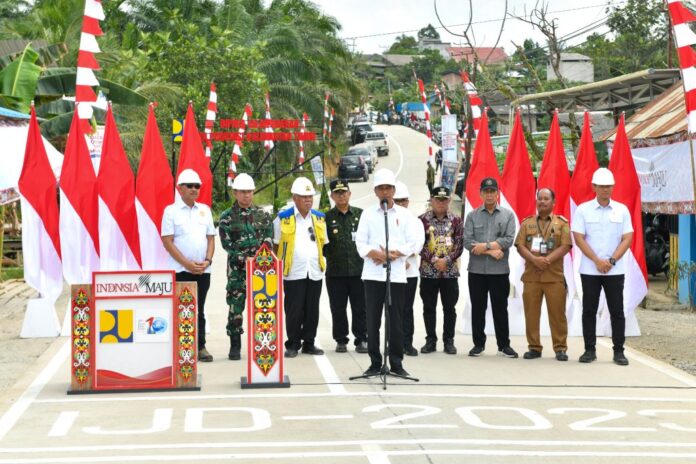 Presiden Jokowi meresmikan pelaksanaan Inpres Jalan Daerah, di Kalimantan Timur. Jumat (1/3/2024). Foto: Humas Setkab/Ibrahim