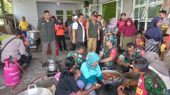 Deputi Bidang Penanganan Darurat BNPB Mayjen TNI Fajar Setyawan, S.I.P (kemeja putih dengan rompi hijau) saat meninjau posko dapur umum bagi warga terdampak banjir di Kabupaten Kudus, Jawa Tengah pada Senin (18/3). (Kedeputian Bidang Penanganan Darurat)