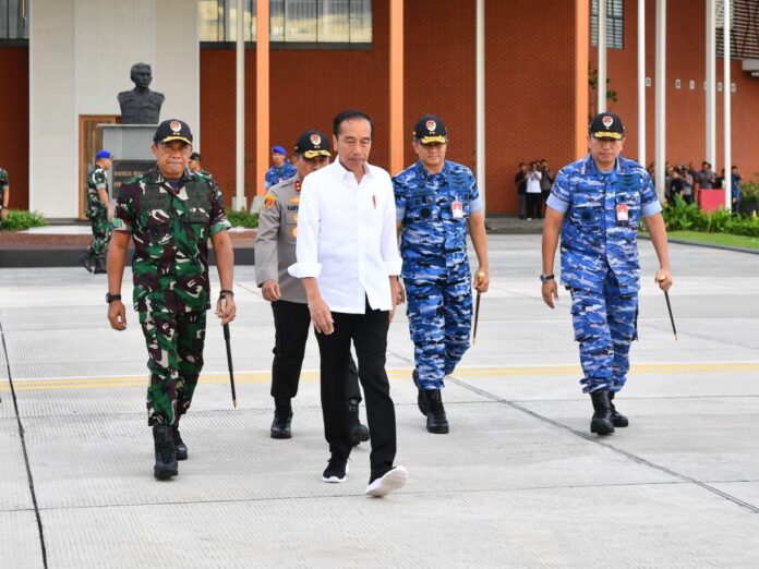 Presiden Jokowi saat bertolak menuju Jawa Timur, Jumat (8/3/2024), melalui Pangkalan TNI AU Halim Perdanakusuma, Jakarta. Foto: BPMI Setpres/Rusman