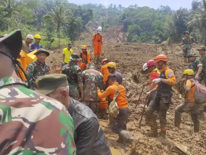 Operasi pencarian yang dilakukan Tim SAR gabungan dalam menemukan korban hilang di Desa Cibenda, Kecamatan Cipongkor, Kabupaten Bandung Barat, Jawa Barat, pada Selasa (26/3) (BPBD Kabupaten Bandung Barat)