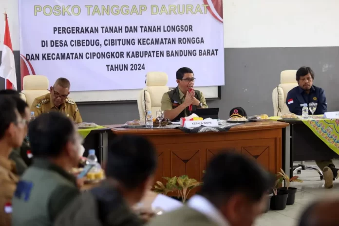 Kepala Badan Nasional Penanggulangan Bencana (BNPB) Letjen TNI Suharyanto S.Sos., M.M, memimpin Rapat Koordinasi Pergerakan Tanah dan Tanah Longsor di Desa Cibedug, Cibitung, Kecamatan Rongga dan Kecamatan Cipongkar Kabupaten Bandung Barat, yang dilaksanakan di Posko Tanggap Darurat, Kantor Kecamatan Rongga, Bandung Barat, Selasa (5/3). (Bidang Komunikasi Kebencanaan / Danung Arifin)