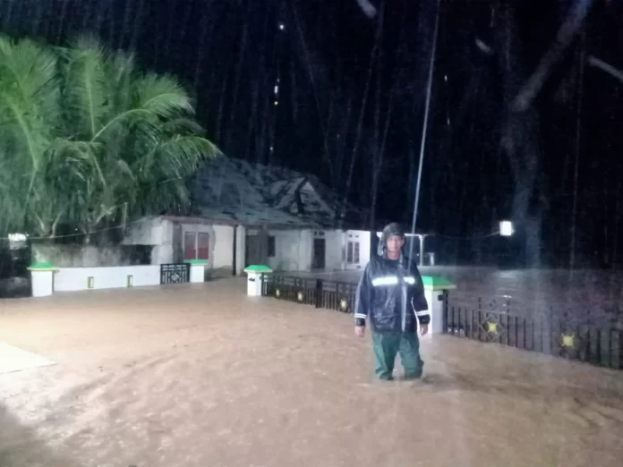 Sejumlah rumah warga yang terdampak banjir di Kabupaten Pesisir Selatan, Sumatra Barat, Kamis (8/3). (BPBD Kabupaten Pesisir Selatan)