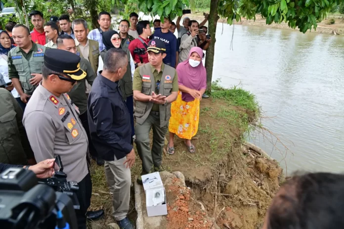 Kepala BNPB Letjen TNI Suharyanto (rompi hijau) meninjau titik terparah bencana banjir dan longsor di wilayah Kabupaten Pesisir Selatan, Sumatra Barat, Senin (11/3). (Bidang Komunikasi Kebencanaan/Dume Harjuti Sinaga)