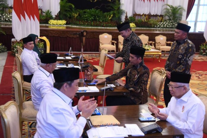 Presiden Jokowi dan Wapres Ma’ruf Amin menyerahkan zakat melalui Baznas, di Istana Negara, Jakarta, Rabu (13/3/2024). Foto: Humas Setkab/Oji