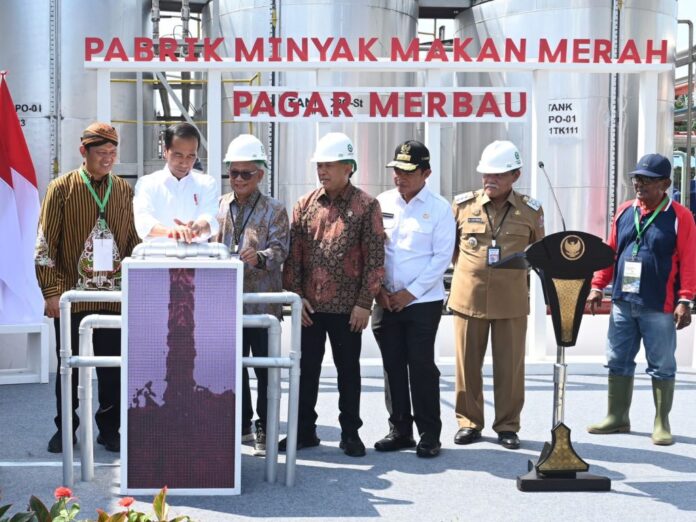 Presiden Jokowi meresmikan pabrik percontohan minyak makan merah Pagar Merbau, di Deli Serdang, Sumut, Kamis (14/3). Foto: BPMI Setpres