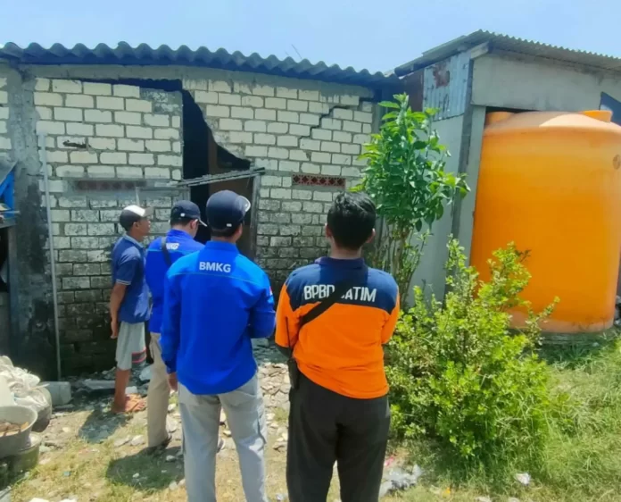 Tim Gabungan memonitoring dan lakukan assesment di lokasi terdampak gempa Kabupaten Sidoarjo, Jawa Timur pada Sabtu (23/3). (BPBD Kabupaten Sidoarjo)