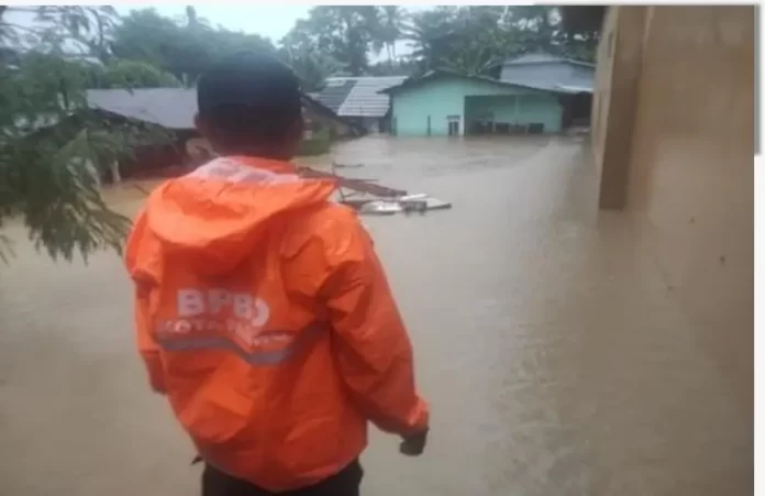 Personil BPBD Kota Padang melakukan penanganan bencana banjir di Kota Padang, Sumatra Barat pada Kamis (7/3). (BPBD Kota Padang)