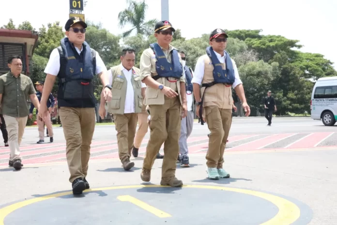 Kepala BNPB Letjen TNI Suharyanto, S. Sos., M.M. saat berada di Bandara Juanda untuk melakukan penerbangan menggunakan helikopter menuju lokasi terdampak gempa di Pulau Bawean, Kabupaten Gresik, Jawa Timur pada Minggu (24/3) siang. (Bidang Komunikasi Kebencanaan/Muhammad Arfari Dwiatmodjo)