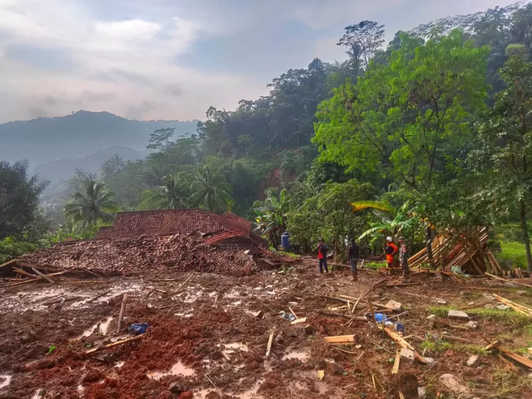 Banjir Bandang dan Longsor Terjang Bandung Barat, 9 Orang Hilang