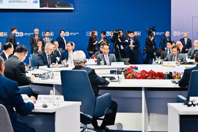 Menteri Koordinator Bidang Perekonomian Airlangga Hartarto mendampingi Presiden RI Joko Widodo dalam KTT Khusus Perayaan ke-50 Kemitraan ASEAN–Australia di Melbourne, Rabu (6/3). Foto: Kemenko Bidang Perekonomian