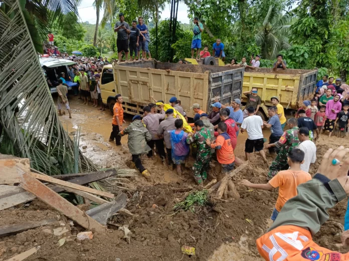 Proses evakuasi korban meninggal dunia yang tertimbun longsor di Kabupaten Padang Pariaman, Sumatra Barat, Jumat (8/3). (BPBD Kabupaten Padang Pariaman)