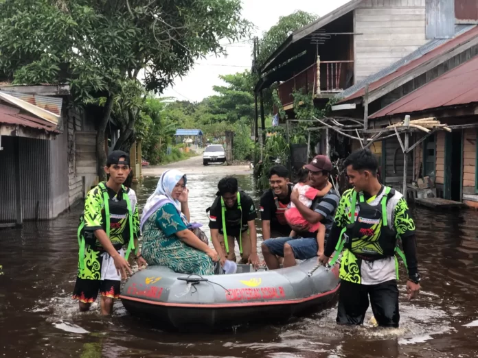Petugas mengevakuasi warga terdampak banjir di Kota Palangkaraya, Rabu (13/3). FOTO: BPBD Kota Palangkaraya (BPBD Kota Palangkaraya)