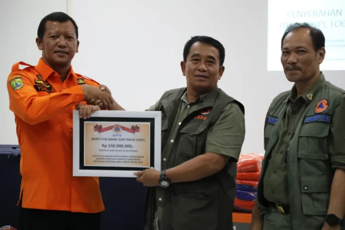 Pemberian simbolis bantuan dukungan penanganan darurat oleh Deputi Bidang Penanganan Darurat BNPB Mayjen TNI Fajar Setyawan dan Inspektur Utama BNPB Yulianto kepada perwakilan pemerintah daerah terdampak banjir di BPBD Kabupaten Pasuruan, Jawa Timur pada Jumat (12/4). (Bidang Komunikasi Kebencanaan/Muhammad Arfari Dwiatmodjo)