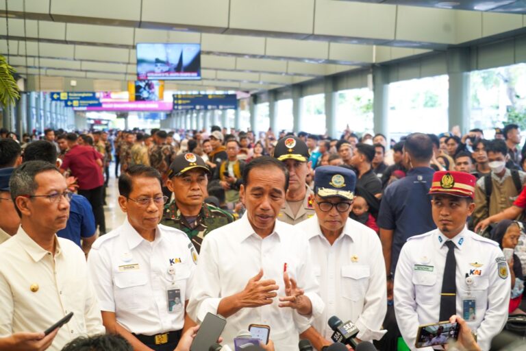 Jokowi Tinjau Stasiun Pasarsenen: Semuanya Baik, Tidak Ada yang Berdesak-Desakan
