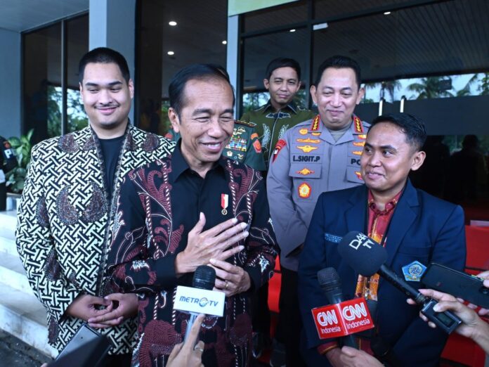 Presiden memberikan keterangan pers usai membuka Kongres Hikmahbudhi XII Tahun 2024, di Mercure Convention Center, Jakarta, pada Kamis (28/3). Foto: BPMI Setpres/Kris