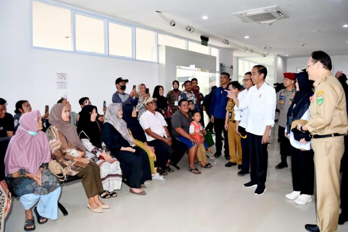 Presiden Jokowi meninjau fasilitas dan pelayanan kesehatan di RSUD Sultan Thaha Saifuddin, Kabupaten Tebo, Provinsi Jambi, Rabu (3/4/2024). Foto: BPMI Setpres/Rusman